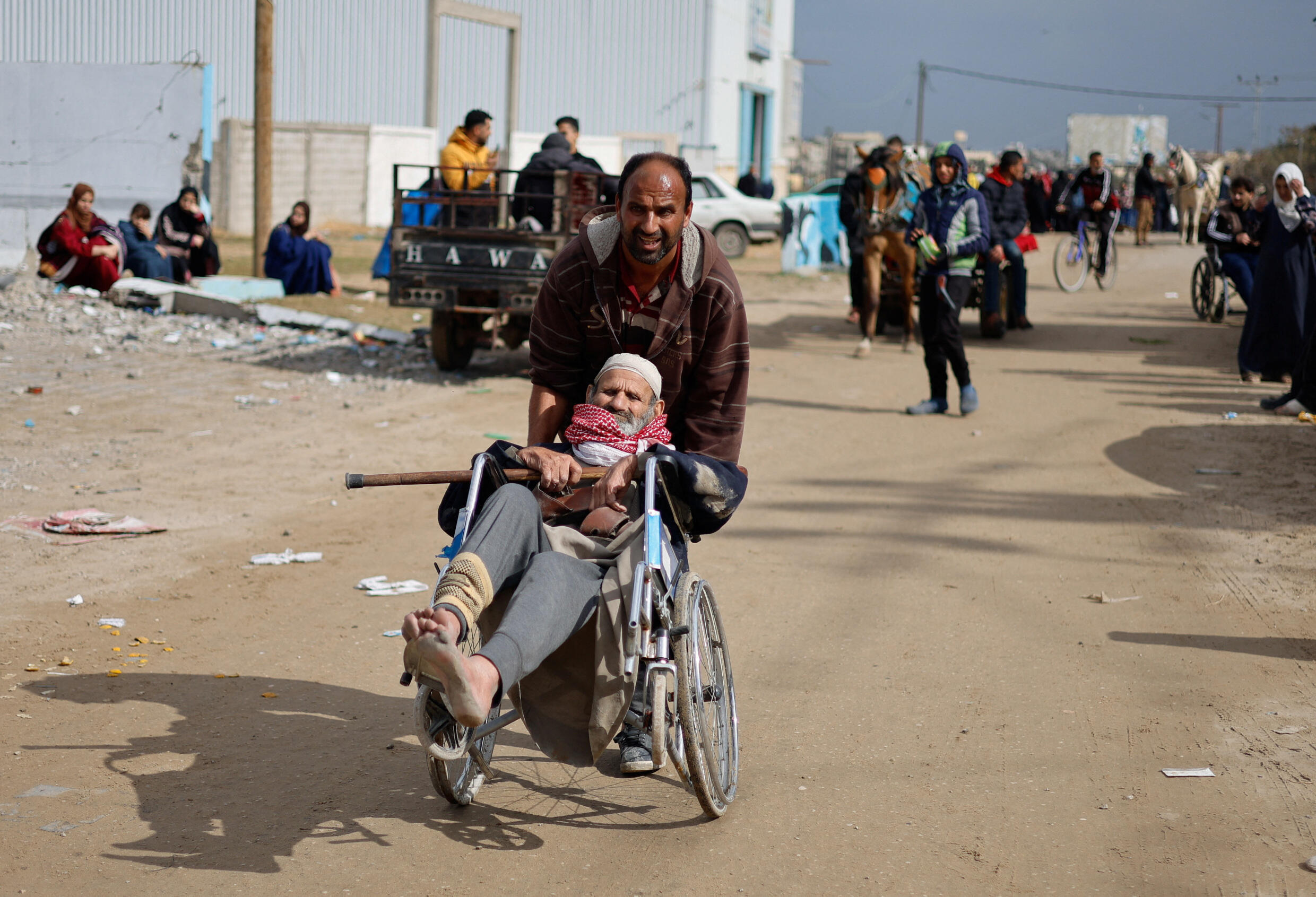 Les patients palestiniens arrivent à Rafah après avoir été évacués de l'hôpital Nasser de Khan Younis en raison de l'opération terrestre israélienne, dans le contexte du conflit en cours entre Israël et le Hamas, dans le sud de la bande de Gaza, le 15 février 2024.