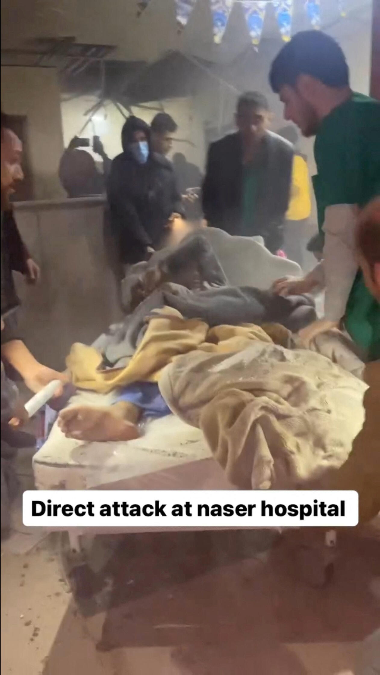Une personne blessée est soignée au milieu de l'agitation à l'hôpital Nasser de Khan Younis, dans le sud de la bande de Gaza, au milieu du conflit en cours entre Israël et le groupe islamiste palestinien Hamas, dans cette capture d'écran obtenu à partir d'une vidéo sur les réseaux sociaux publiée le 15 février 2024.